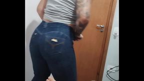 Ruiva safada fica brincando com o marido e depois chama seu vizinho casado pra depilar sua buceta