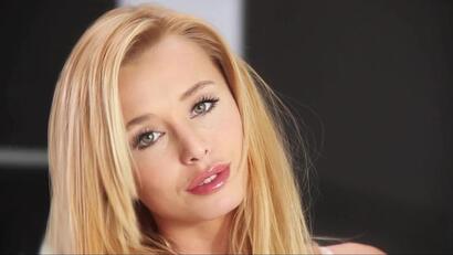 Blond Europees model poseren voor Playboy
