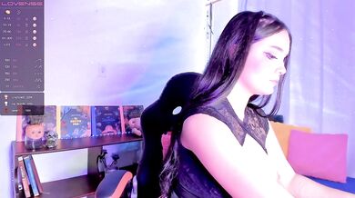Angelic latina gamer crushes her curvy bubble butt into squishy creampie