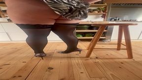 regarde sous la table