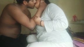 Desi BBW poses naughty on bed in exclusive homemade clip