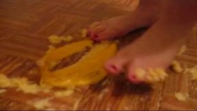 Foot crushing for a banana