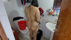 Desi bhabir hot gosol I see aunty taking a bath naked in the washroom I hugged her and started fucking her in the ass