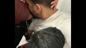 Trabalhadores bem dotados numa orgia quente no banheiro vesti&aacute_rio da empresa.