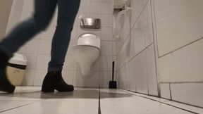 HUUUGE splashes in toilet at work - wet ass