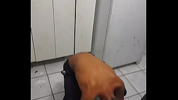 Amigo comendo a geladeira e o arm&aacute_rio