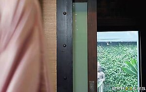 Emma gets all oiled up, Keiran Lee, Emma Hix
