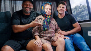 Een mollige, rijpe amateur krijgt haar dikke kont flink onder handen genomen door Jay Brown.