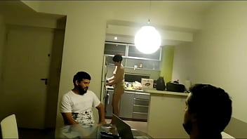 PERLA LOPEZ ESPOSA NINFOMANA , VA  AL  SUPERMERCADO mientras  los  dos  maridos  trabajan Y SE TRAE A DOS  TIPOS cualquiera, EN  SU  DESESPERACION  Por cojer ,BUSCA SEXO COMO SEA  capitulo 45