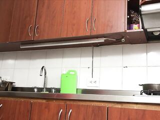 Invité a una chica a cenar y terminé metiéndole toda la verga en la cocina-FILIP BACO