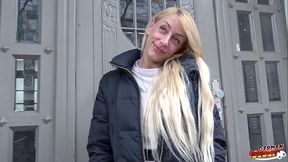 GERMAN SCOUT - BERLINER FITNESS UND TATTOO MODEL SANDY BEI STRASSEN CASTING GEFICKT