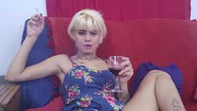 putinha se masturbando depois de fumar um cigarro