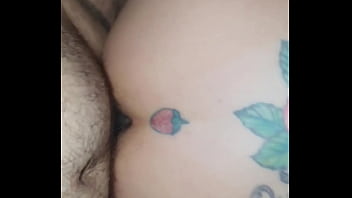 Comi a tatuada sem camisinha e guardei o leite para depois