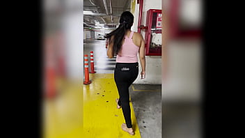 &iexcl_Ayud&eacute_ a esta desconocida chica a encontrar su auto en el estacionamiento y no te imaginas c&oacute_mo me lo agradeci&oacute_!