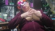 Jugando con mis tetas en mi trabajo