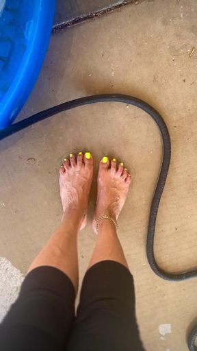 Unlock and help spray mommy’s sweaty hot perfect feet and soles with the hose! 😏💦🦶