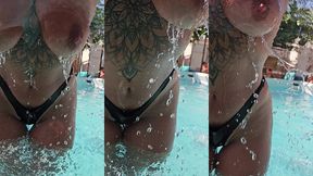 good morning topless dans la piscine