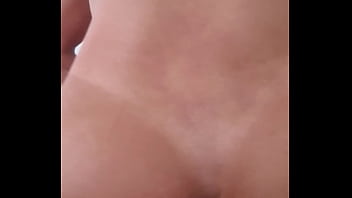 Novinha gostosa bem molhada cavalcando na pica