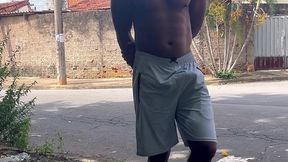 fui dar um role sem cueca e recebi mijao de macho na boca