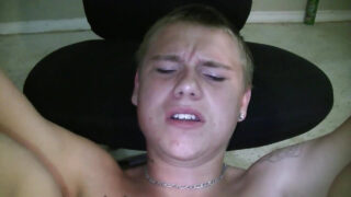 Ruchanie bez zabezpieczenia dla młodych, wytatuowanych nastoletnich gejów po gorącym fellatio