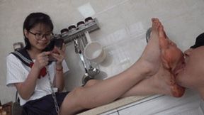 Jiajia Goddess humiliates the teacher with dirty feet, lick clean dirty feet!