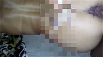Desenhou na bunda da garota com a piroca toda dentro do rabo