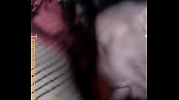 Travesty dotada fazendo a maior sacanagem com seu vizinho