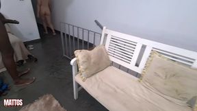 peguei a loirinha se masturbando e arrombei o seu cuzinho