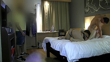 Mujer Casada Folla Con una Pareja Mientras su Marido Observa Todo