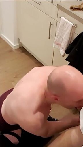 The horny housewife! Hot sex on the kitchen floor: fuck, suck, lick!