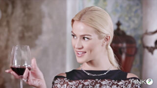 Christian Clay rammt Cherry Kiss seinen großen Schwanz in ihren engen Arsch.