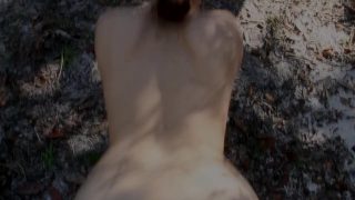 Cosplayerka Jedi rozbiera się i masturbuje w lesie