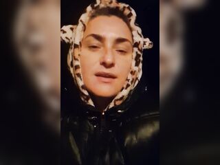 Похотливая киса хочет поиграть с чем-то сегодня ночью