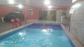 coloquei uma camera escondida para filmar o meu namorado tomando banho pelado na piscina