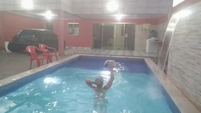 coloquei uma camera escondida para filmar o meu namorado tomando banho pelado na piscina