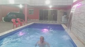 coloquei uma camera escondida para filmar o meu namorado tomando banho pelado na piscina