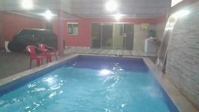 coloquei uma camera escondida para filmar o meu namorado tomando banho pelado na piscina