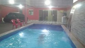 coloquei uma camera escondida para filmar o meu namorado tomando banho pelado na piscina