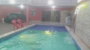 coloquei uma camera escondida para filmar o meu namorado tomando banho pelado na piscina