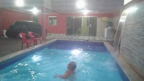 coloquei uma camera escondida para filmar o meu namorado tomando banho pelado na piscina