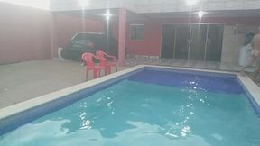 coloquei uma camera escondida para filmar o meu namorado tomando banho pelado na piscina