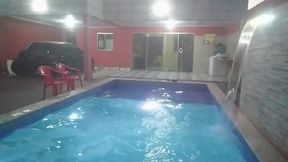 coloquei uma camera escondida para filmar o meu namorado tomando banho pelado na piscina