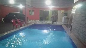 coloquei uma camera escondida para filmar o meu namorado tomando banho pelado na piscina
