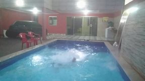 coloquei uma camera escondida para filmar o meu namorado tomando banho pelado na piscina