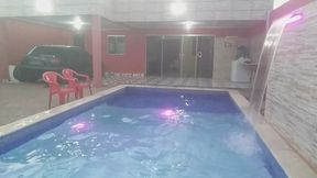 coloquei uma camera escondida para filmar o meu namorado tomando banho pelado na piscina