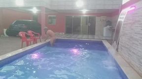 coloquei uma camera escondida para filmar o meu namorado tomando banho pelado na piscina