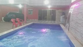 coloquei uma camera escondida para filmar o meu namorado tomando banho pelado na piscina