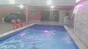 coloquei uma camera escondida para filmar o meu namorado tomando banho pelado na piscina