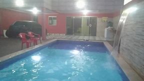 coloquei uma camera escondida para filmar o meu namorado tomando banho pelado na piscina