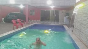 coloquei uma camera escondida para filmar o meu namorado tomando banho pelado na piscina